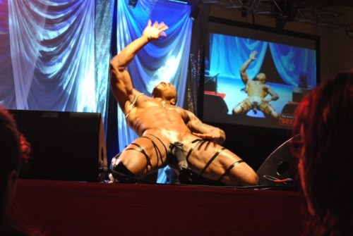 striper Assassin nudo Eros show Toronto
